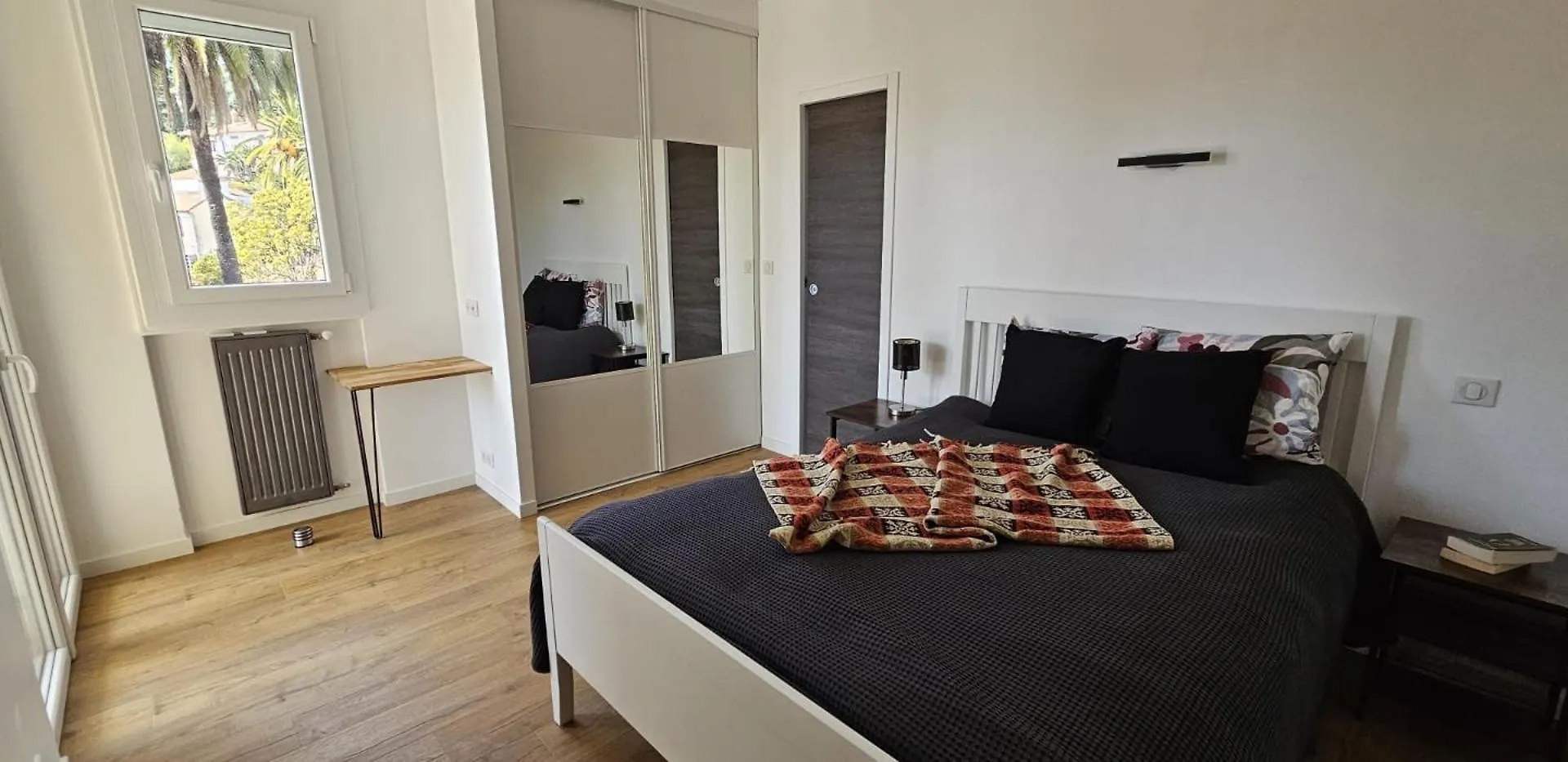 Cannes Sea View Room, Balcony & Private Bathroom, Beach