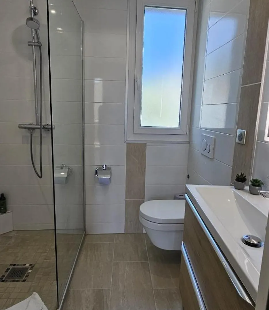 Cannes Sea View Room, Balcony & Private Bathroom, Beach בית אירוח