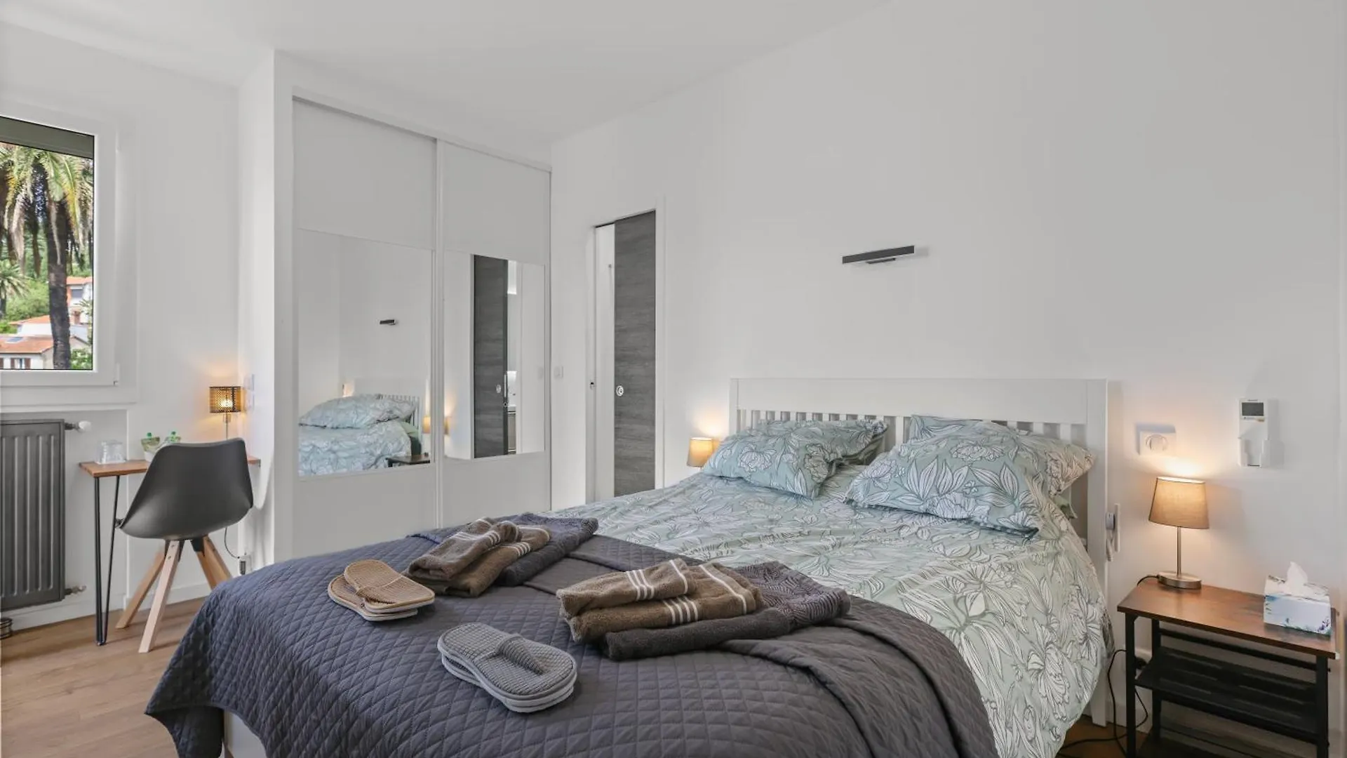 Cannes Sea View Room, Balcony & Private Bathroom, Beach צרפת