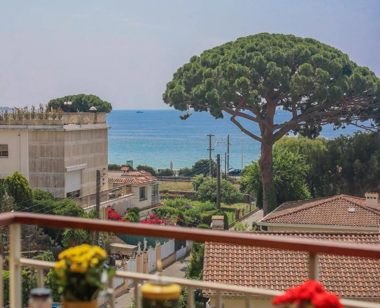 Cannes Sea View Room, Balcony & Private Bathroom, Beach צרפת