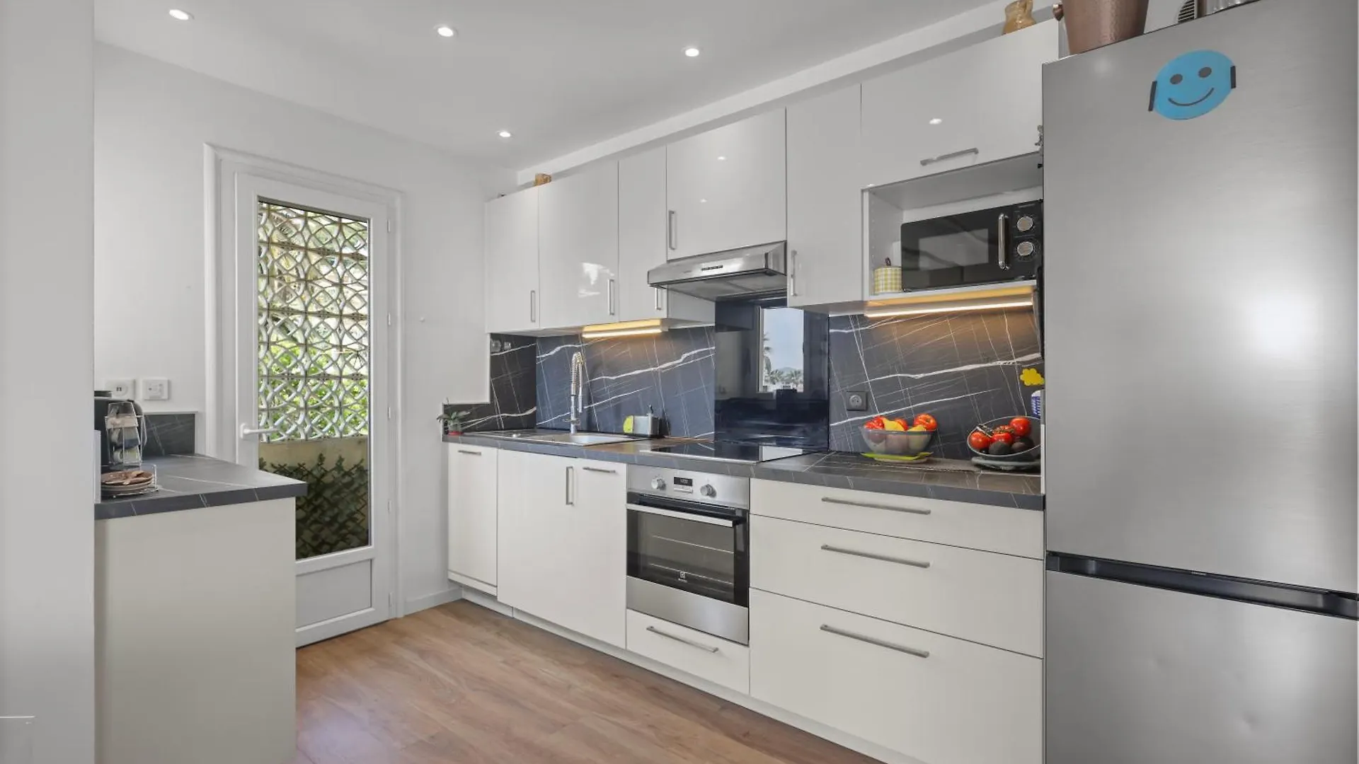 Cannes Sea View Room, Balcony & Private Bathroom, Beach בית אירוח
