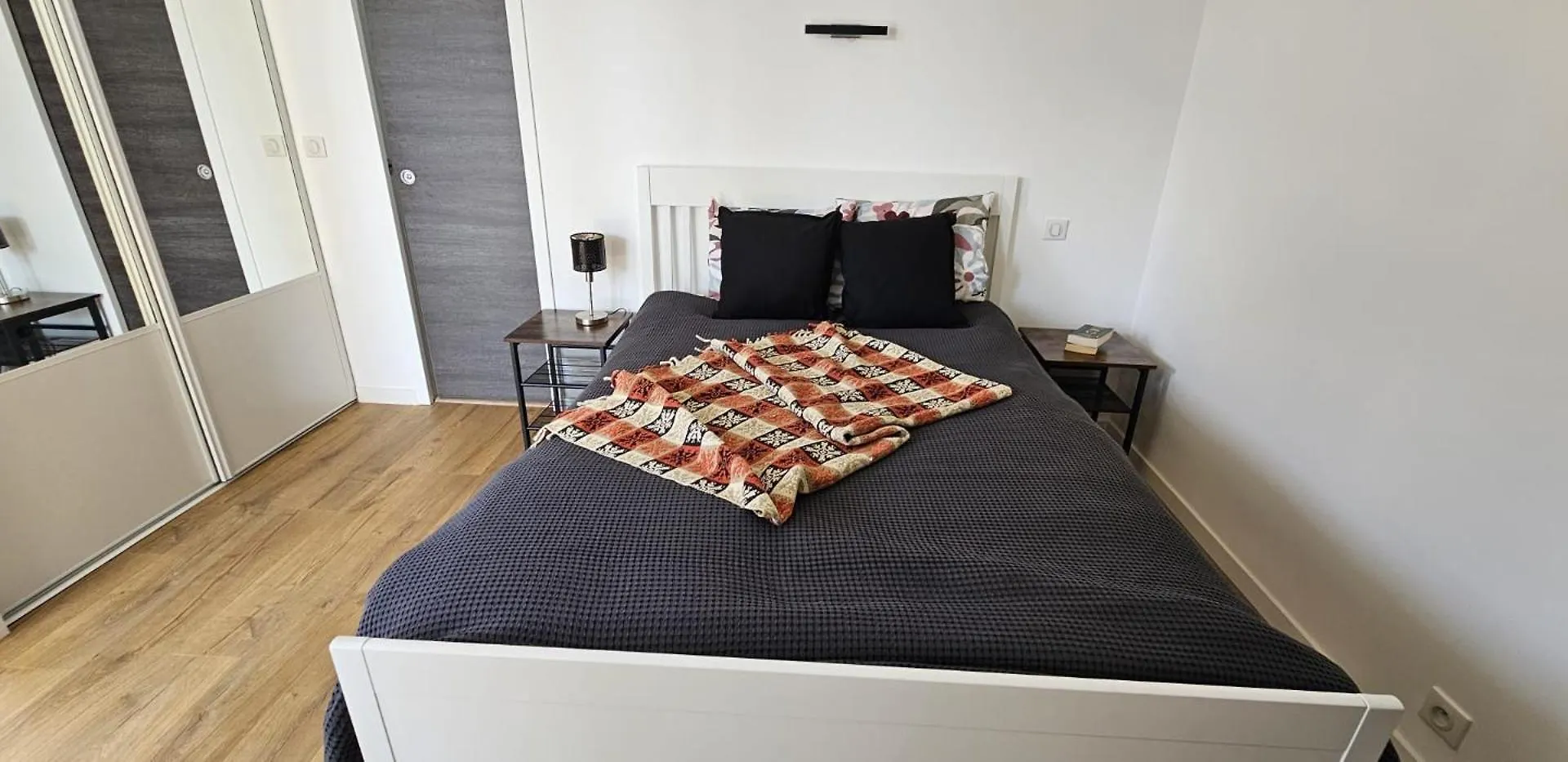 Cannes Sea View Room, Balcony & Private Bathroom, Beach Alloggio in famiglia