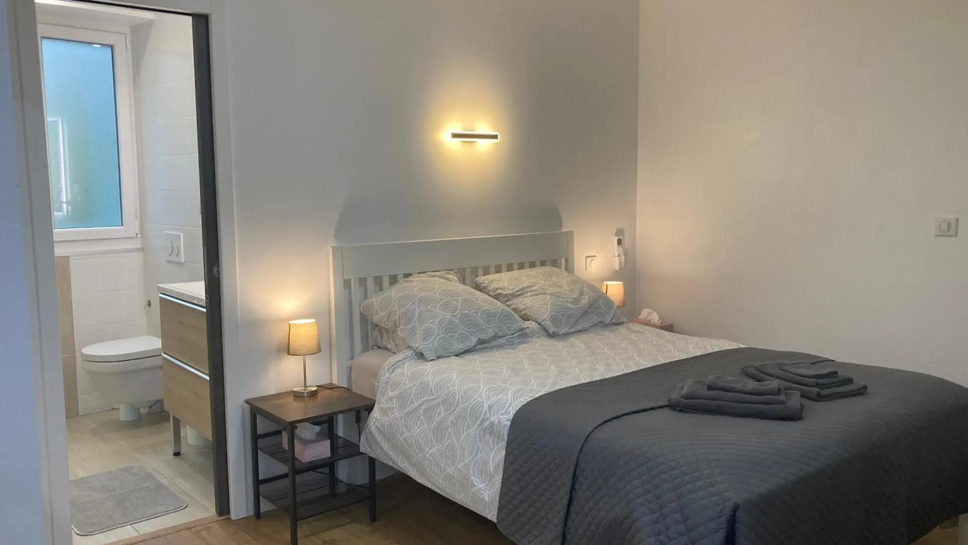 Alloggio in famiglia Cannes Sea View Room, Balcony & Private Bathroom, Beach Francia