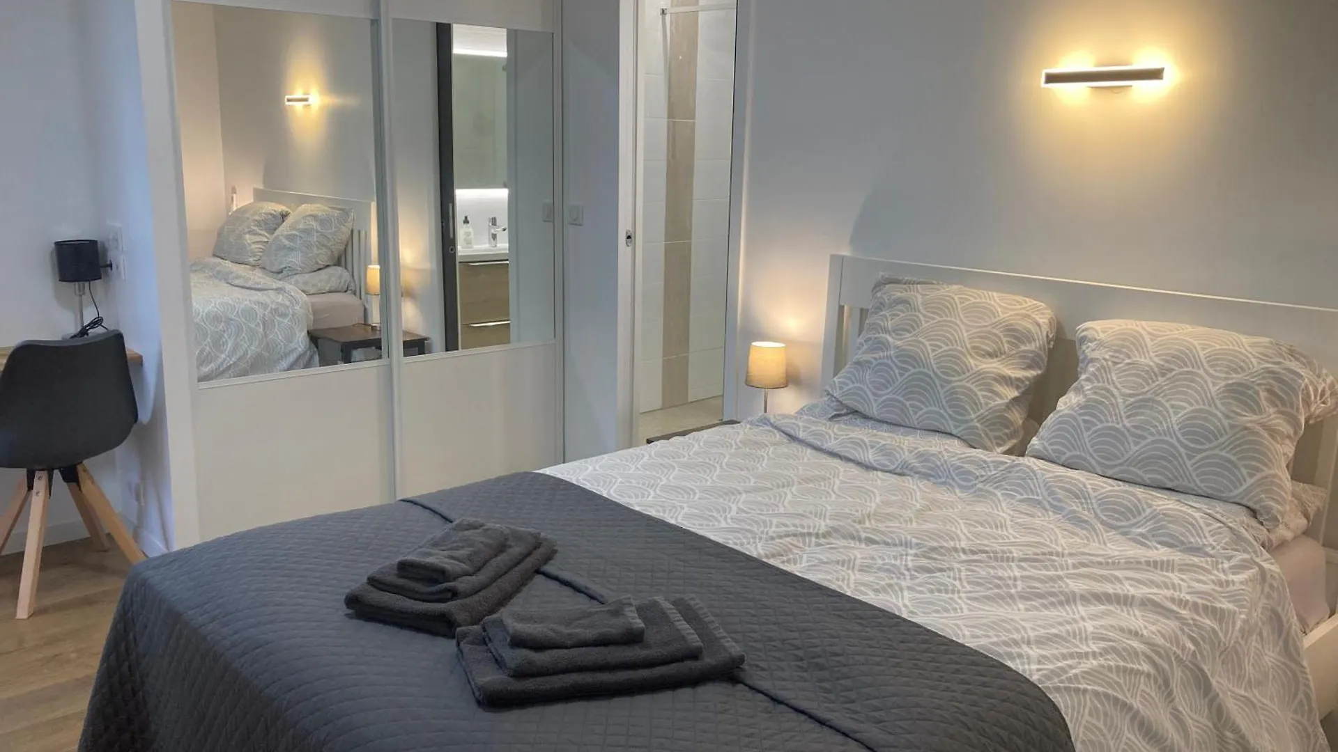 Alloggio in famiglia Cannes Sea View Room, Balcony & Private Bathroom, Beach