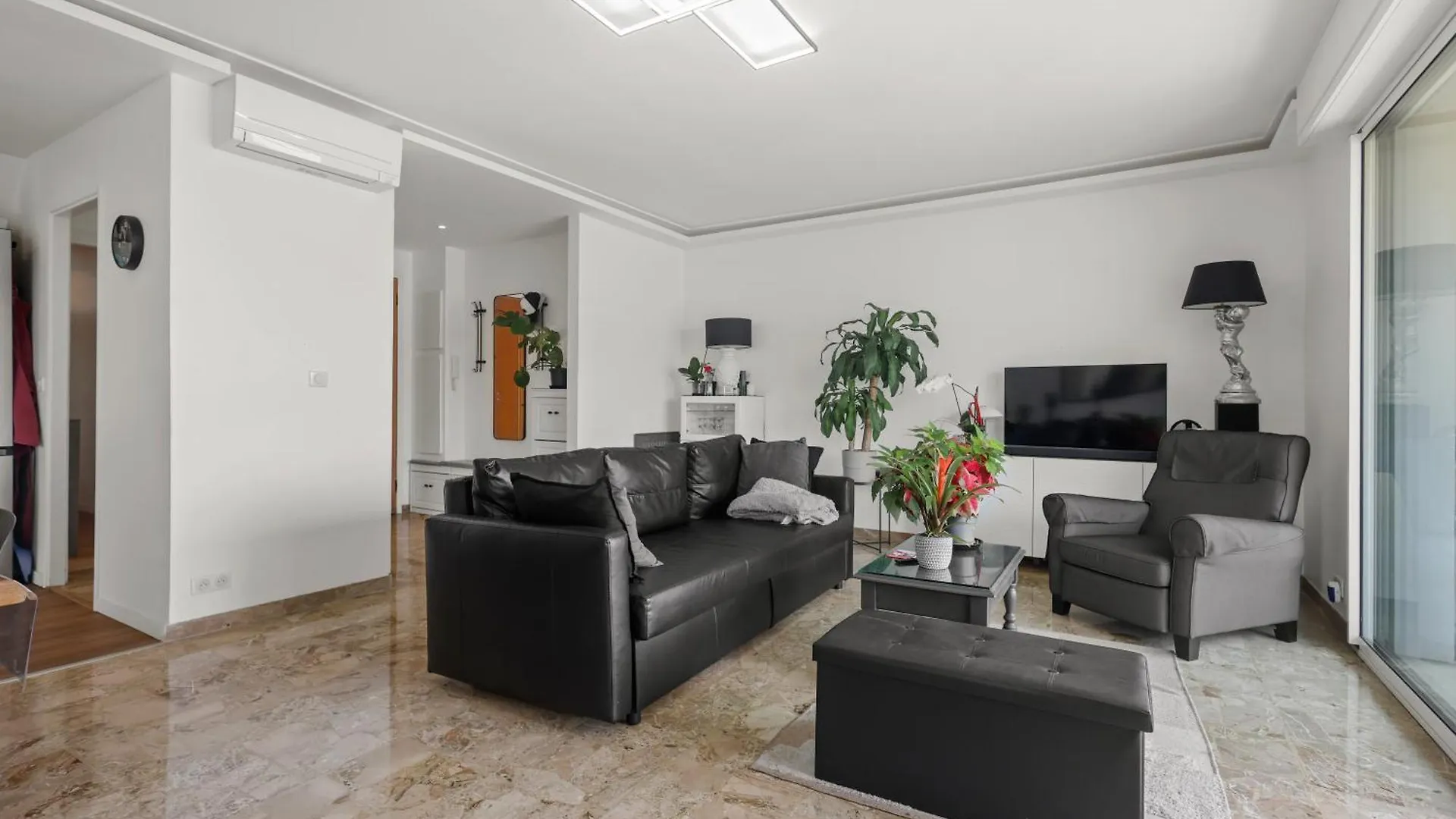 Cannes Sea View Room, Balcony & Private Bathroom, Beach 0*,  Francia